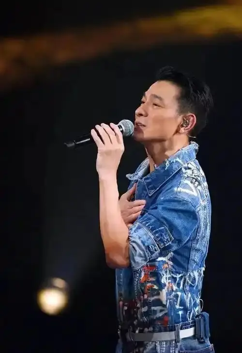 难敌“残酷现实”，65岁刘德华近况曝光，已经老成了普通人的模样