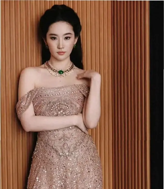 刘亦菲发合照裁掉越南女星 越南网友炸锅