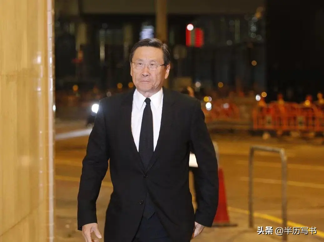 他曾是董建华头号劲敌，在政商界大杀四方，却一生都没能当选特首