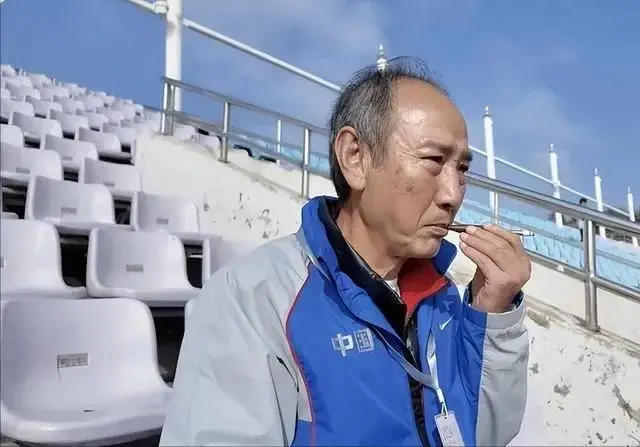 刘翔恩师现状：住上海，两省都发工资，每日2包烟，70岁身体硬朗