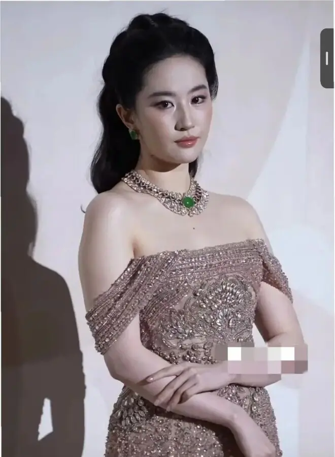 刘亦菲发合照裁掉越南女星 越南网友炸锅