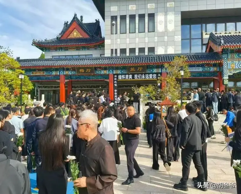龚爽追悼会：阎维文哭到眼肿，司马南、张韶涵送别，丈夫挽联泪目
