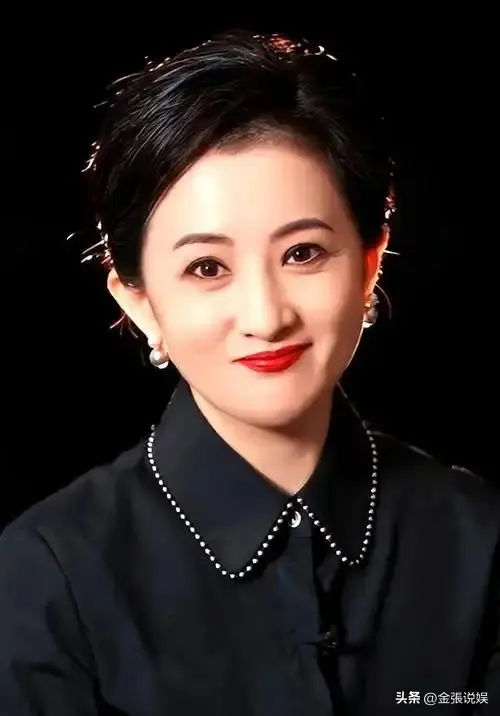 “小婉君”金铭45岁现状：个子太矮事业受挫，住北京豪宅不婚不育