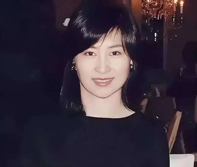 何超琼自曝家族秘闻 怪不得64岁仍未再婚生子