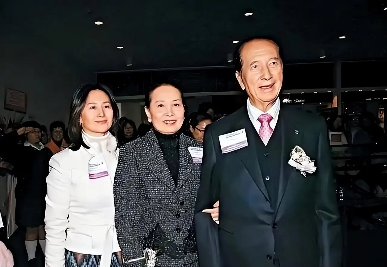 何超琼自曝家族秘闻 怪不得64岁仍未再婚生子