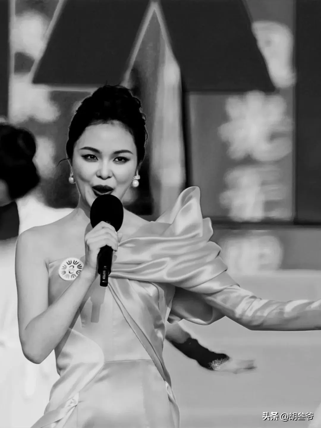 龚爽追悼会：阎维文哭到眼肿，司马南、张韶涵送别，丈夫挽联泪目