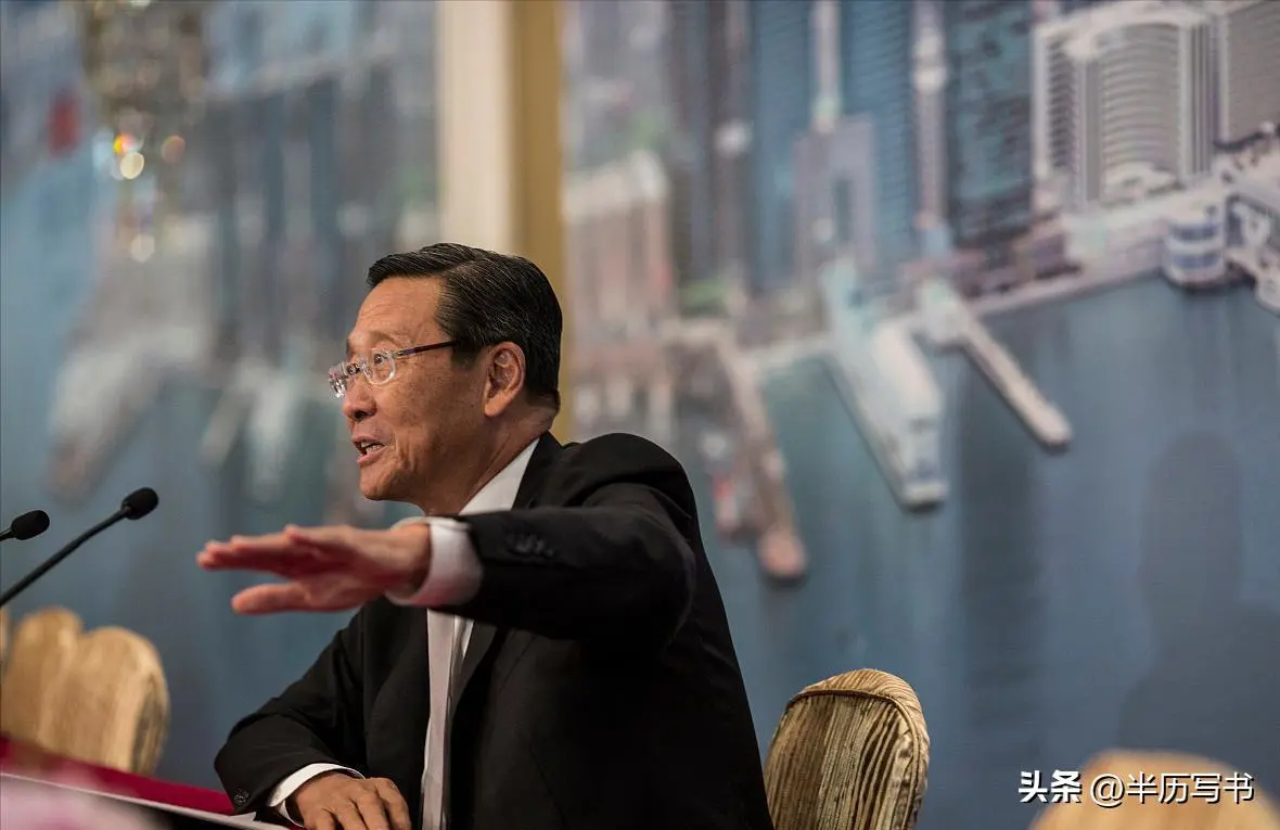 他曾是董建华头号劲敌，在政商界大杀四方，却一生都没能当选特首