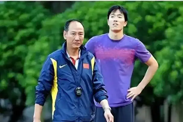 刘翔恩师现状：住上海，两省都发工资，每日2包烟，70岁身体硬朗