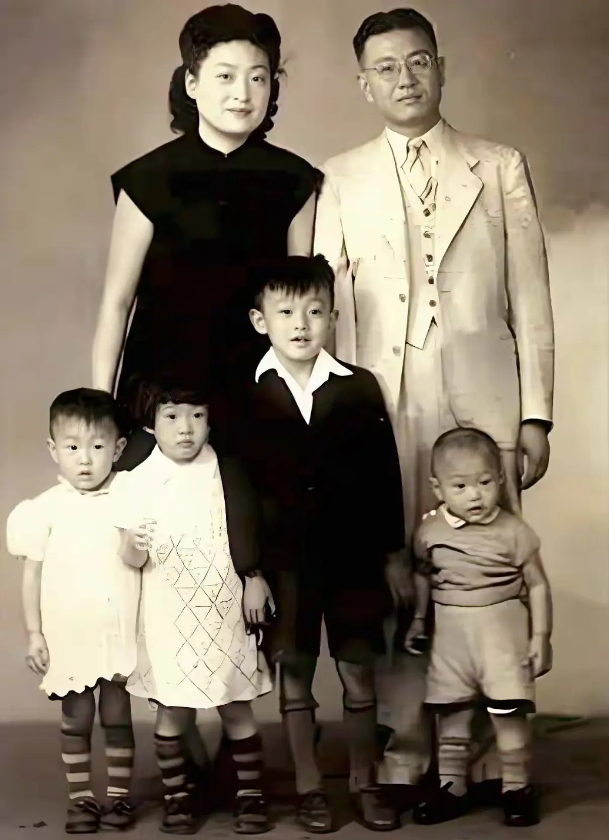 香港四大家族悼念董建华，李嘉诚慰问董太太望节哀，两人交情颇深