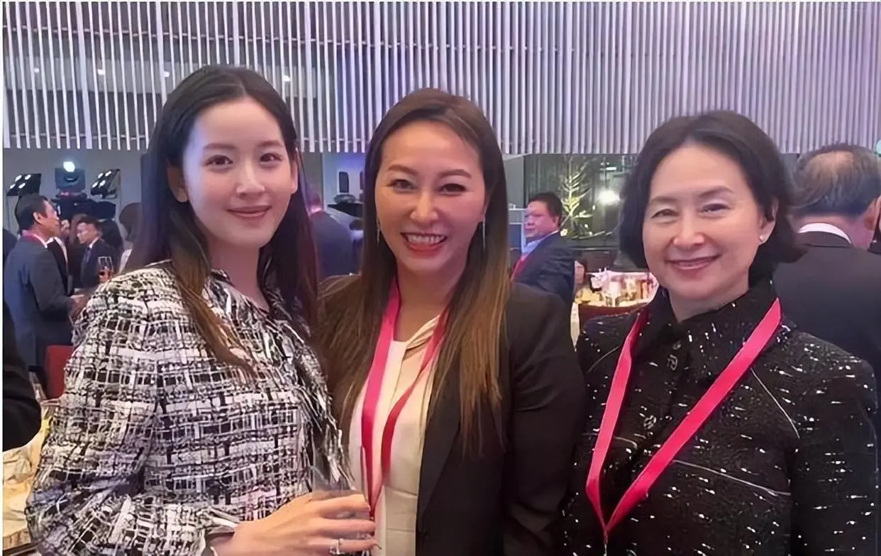何超琼自曝家族秘闻 怪不得64岁仍未再婚生子