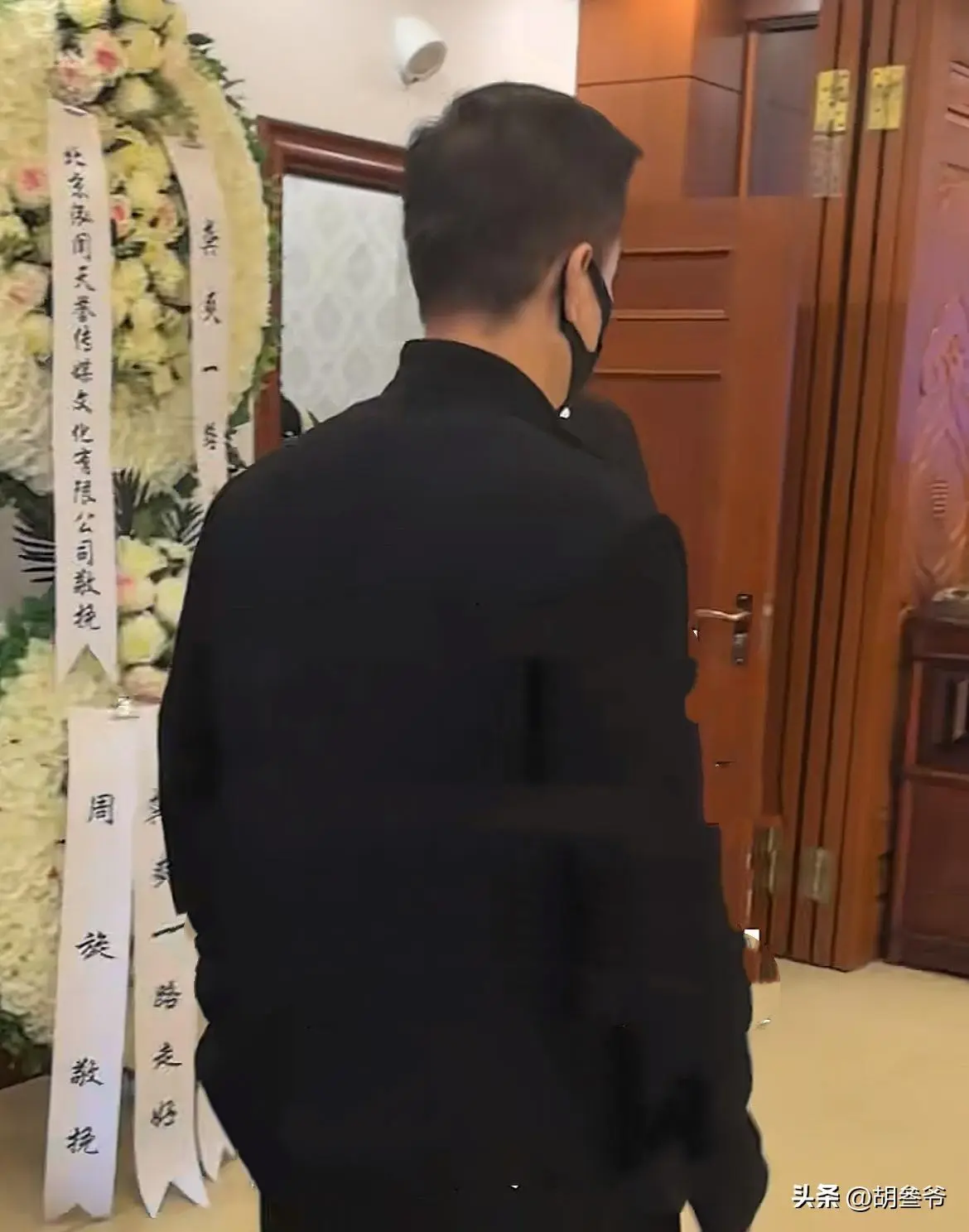 龚爽追悼会：阎维文哭到眼肿，司马南、张韶涵送别，丈夫挽联泪目