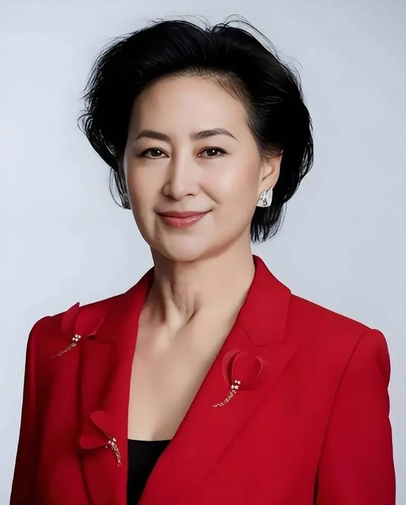 何超琼自曝家族秘闻 怪不得64岁仍未再婚生子