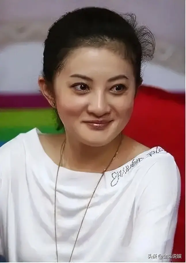 “小婉君”金铭45岁现状：个子太矮事业受挫，住北京豪宅不婚不育