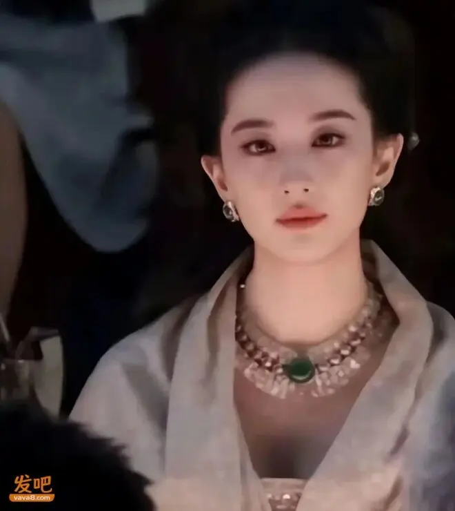 刘亦菲发合照裁掉越南女星 越南网友炸锅