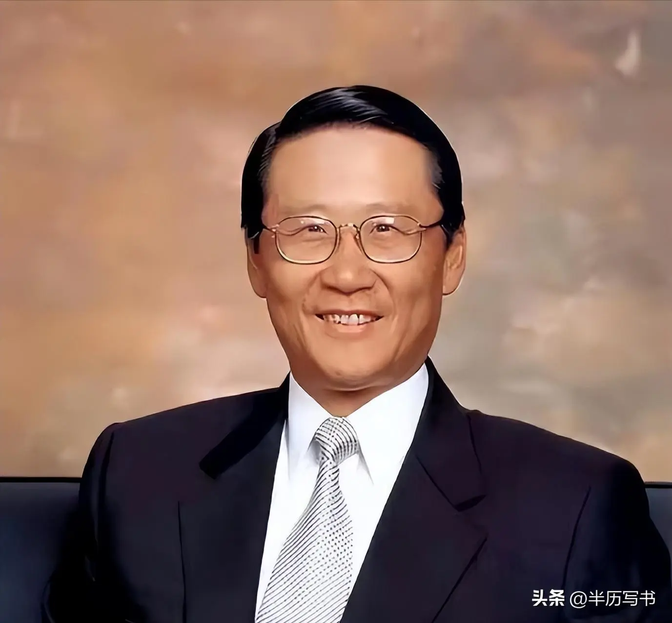 他曾是董建华头号劲敌，在政商界大杀四方，却一生都没能当选特首