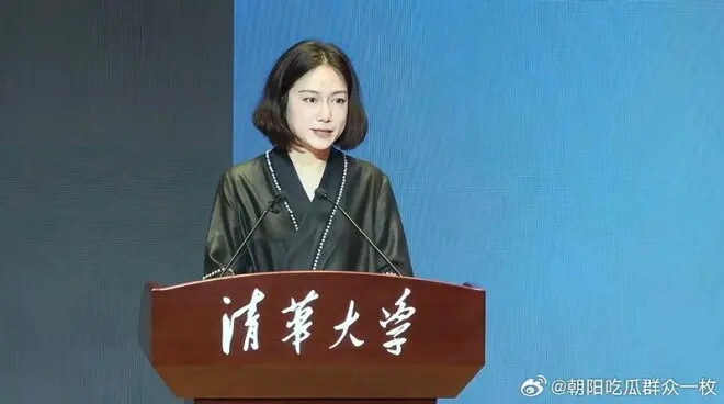 清华冠名“杨振宁” 翁帆短发现身 气质不凡