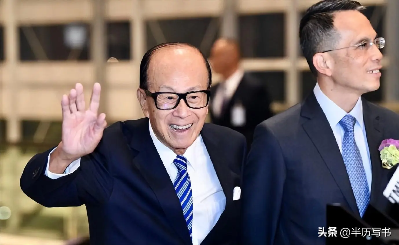 他曾是董建华头号劲敌，在政商界大杀四方，却一生都没能当选特首