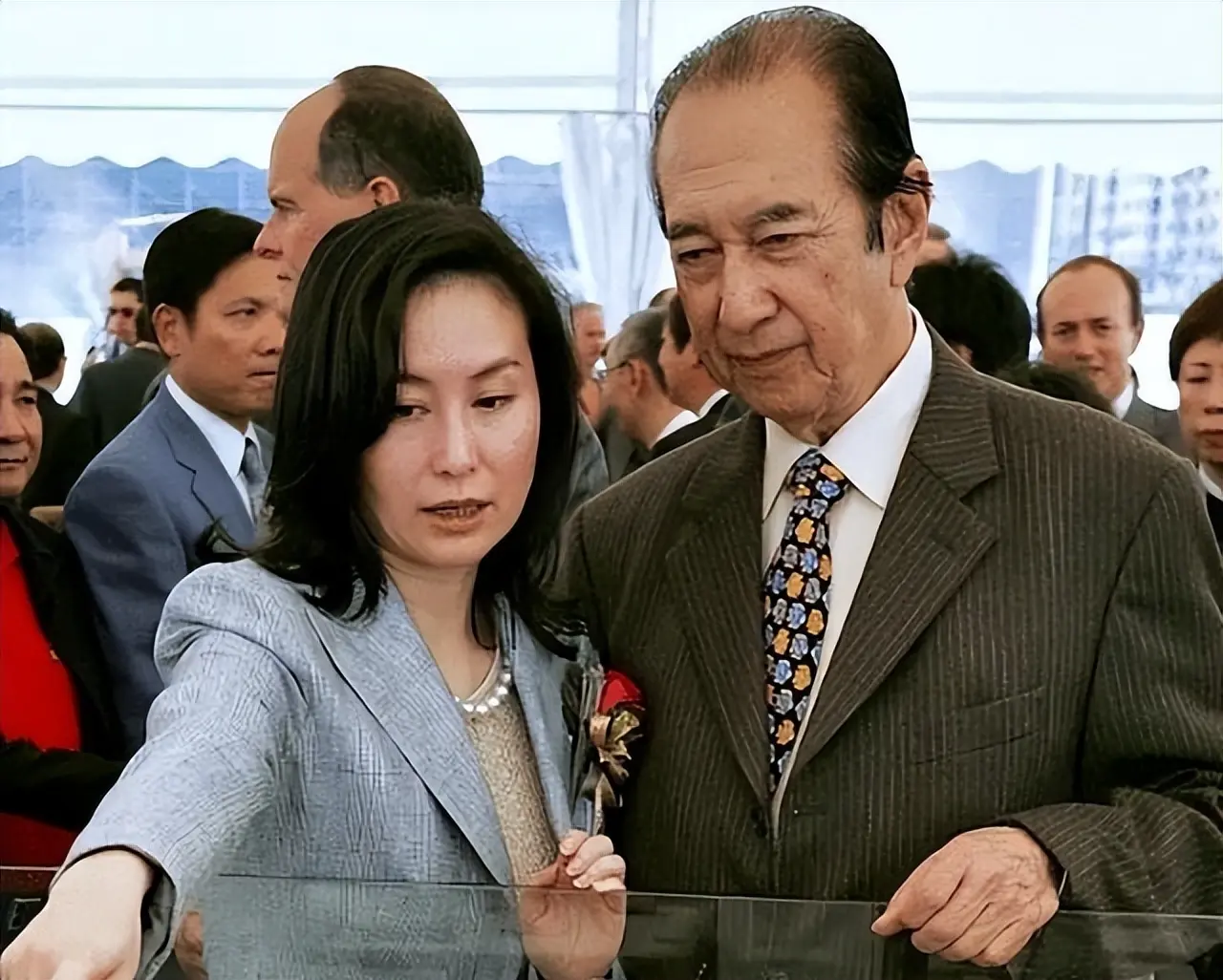 何超琼自曝家族秘闻 怪不得64岁仍未再婚生子