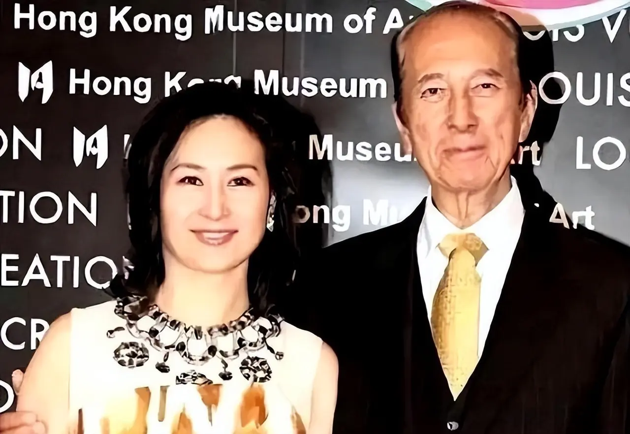 何超琼自曝家族秘闻 怪不得64岁仍未再婚生子