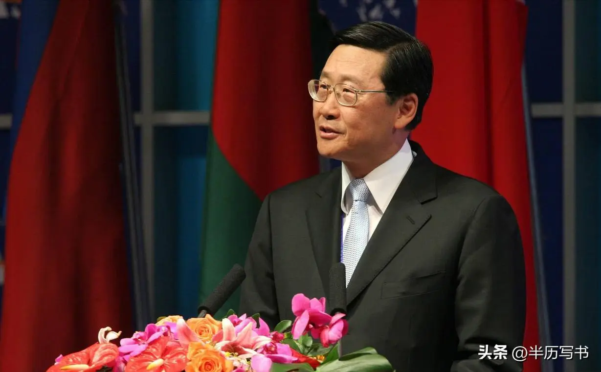 他曾是董建华头号劲敌，在政商界大杀四方，却一生都没能当选特首