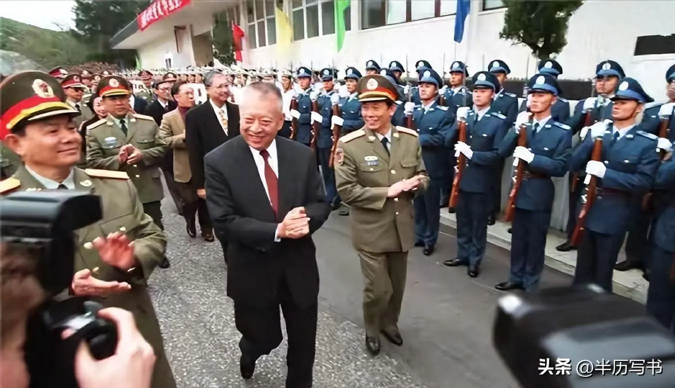 他曾是董建华头号劲敌，在政商界大杀四方，却一生都没能当选特首