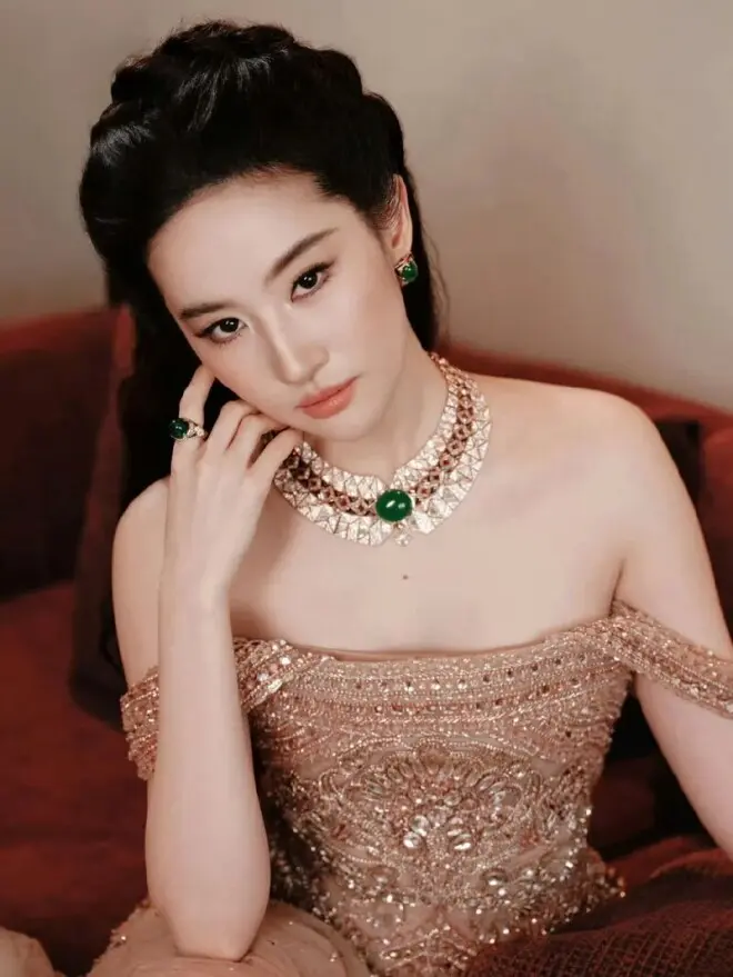 刘亦菲发合照裁掉越南女星 越南网友炸锅