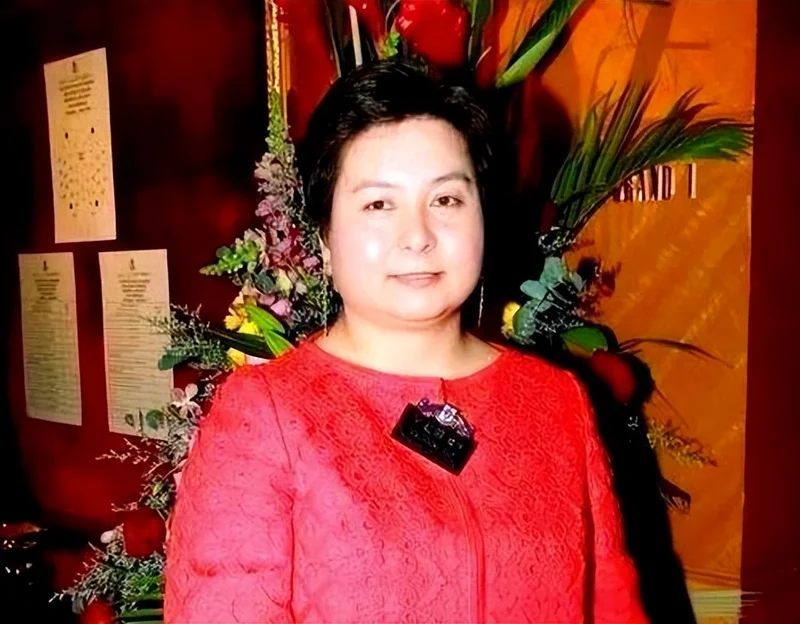 何超琼自曝家族秘闻 怪不得64岁仍未再婚生子