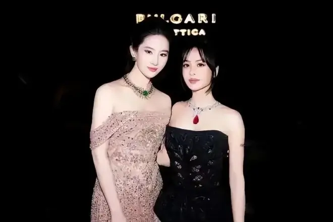 刘亦菲发合照裁掉越南女星 越南网友炸锅