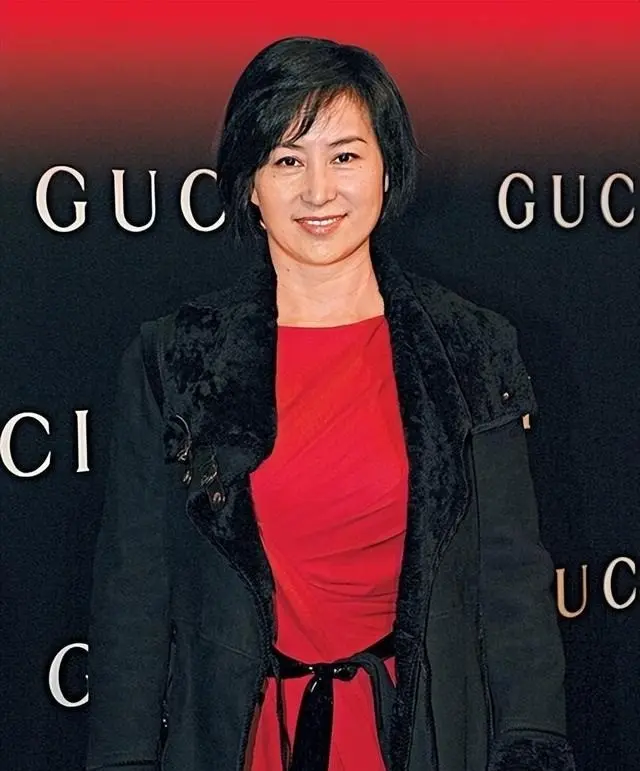 何超琼自曝家族秘闻 怪不得64岁仍未再婚生子