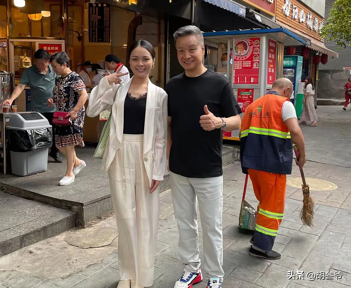 龚爽追悼会：阎维文哭到眼肿，司马南、张韶涵送别，丈夫挽联泪目