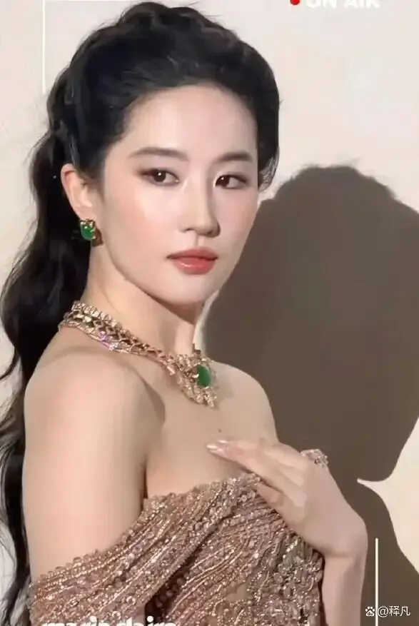 刘亦菲发合照裁掉越南女星 越南网友炸锅