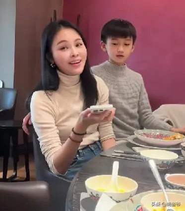 龚爽追悼会：阎维文哭到眼肿，司马南、张韶涵送别，丈夫挽联泪目