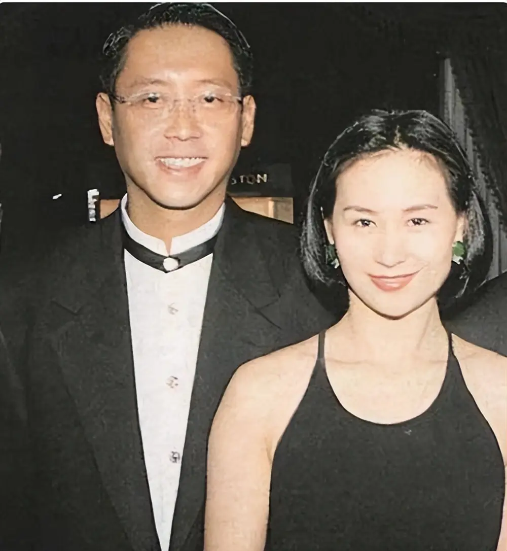 何超琼自曝家族秘闻 怪不得64岁仍未再婚生子