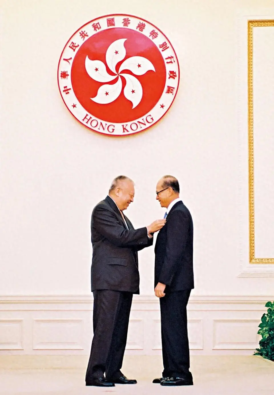 香港四大家族悼念董建华，李嘉诚慰问董太太望节哀，两人交情颇深
