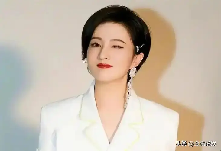 “小婉君”金铭45岁现状：个子太矮事业受挫，住北京豪宅不婚不育