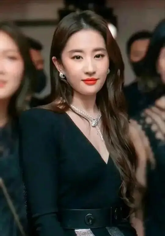 刘亦菲发合照裁掉越南女星 越南网友炸锅