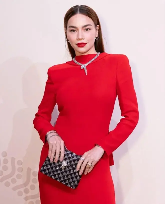 刘亦菲发合照裁掉越南女星 越南网友炸锅