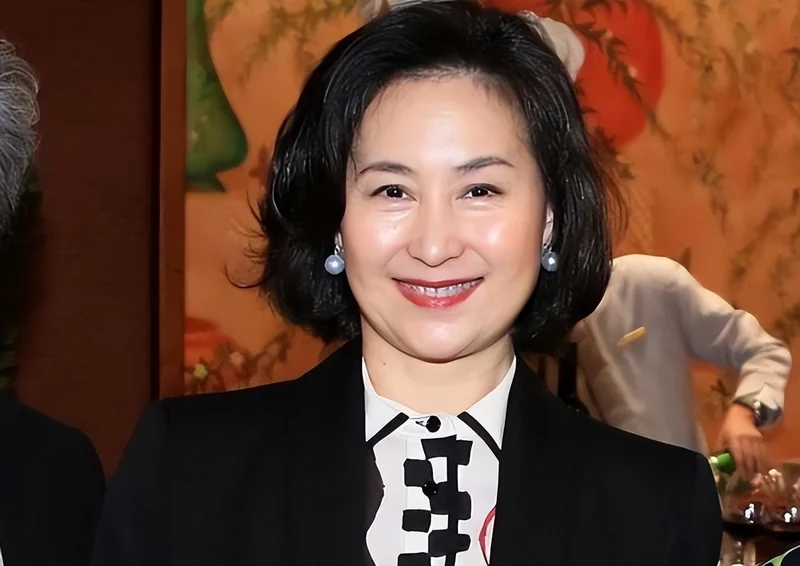 何超琼自曝家族秘闻 怪不得64岁仍未再婚生子