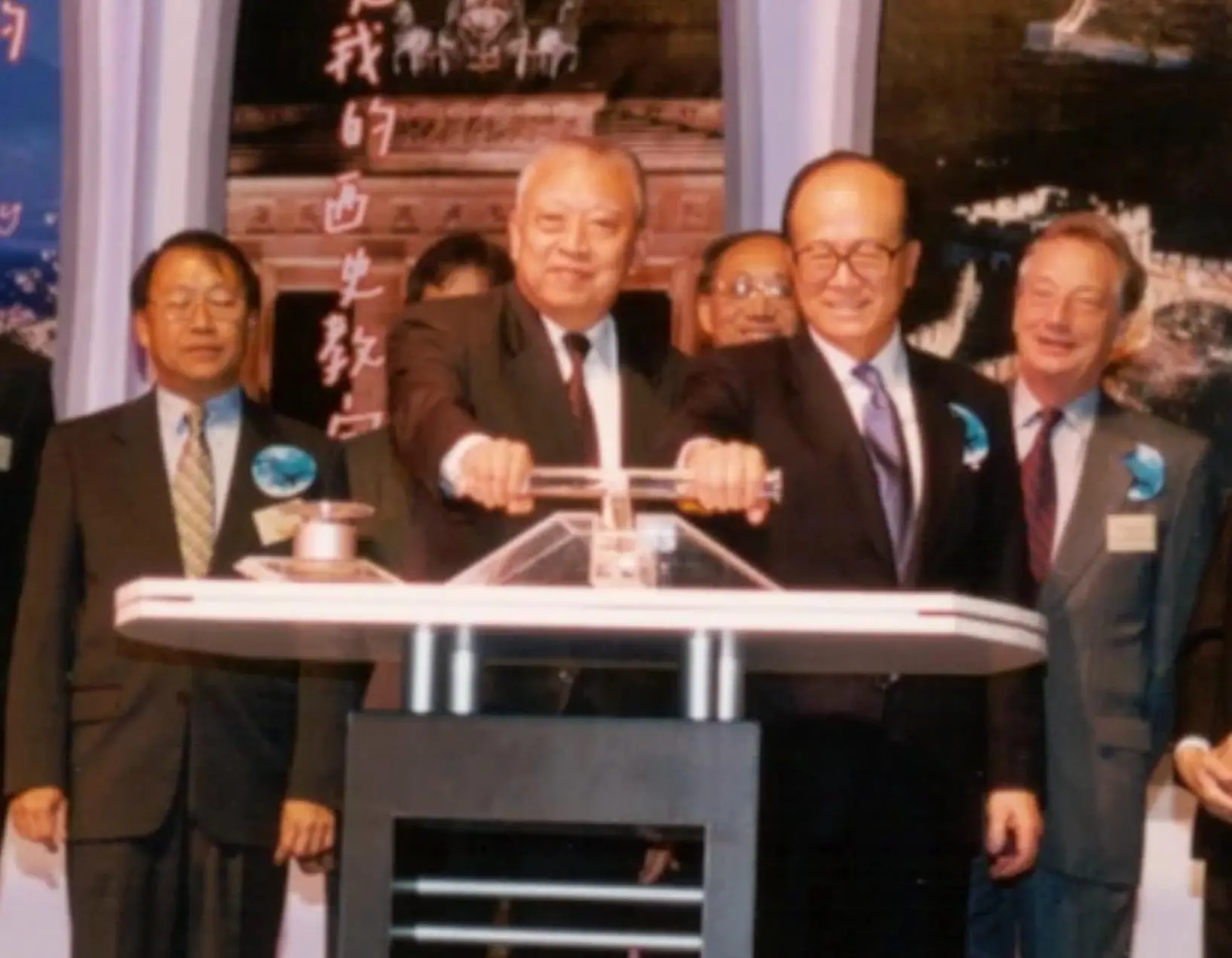 香港四大家族悼念董建华，李嘉诚慰问董太太望节哀，两人交情颇深
