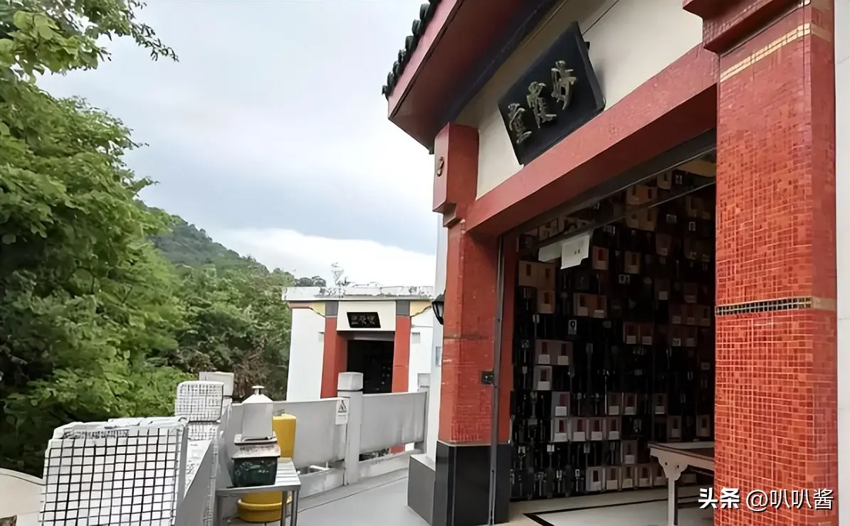 谢贤“阴宅”曝光！和张国荣、肥姐为邻，灵位很多香港富豪买不到