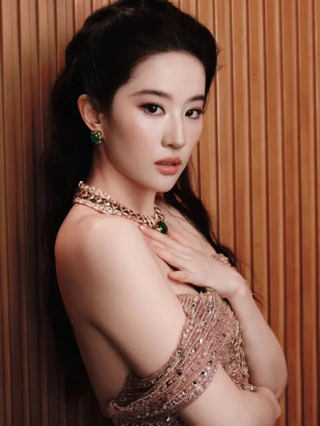 刘亦菲发合照裁掉越南女星 越南网友炸锅