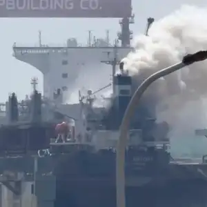 青岛船厂外籍货船起火 致25人死亡