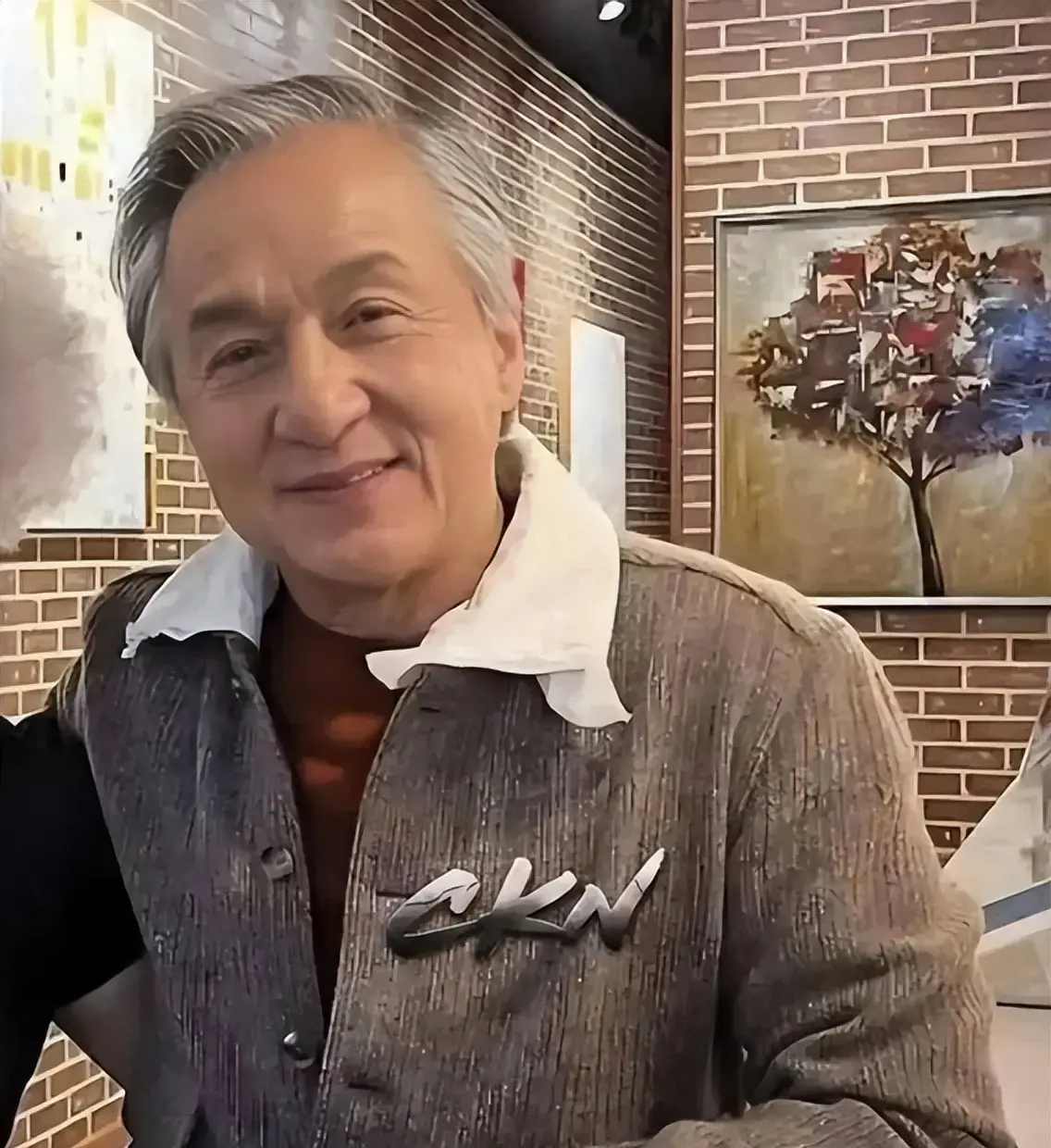 70岁成龙谈妈妈去世，用尽办法让她生，她却求死，一生太不容易