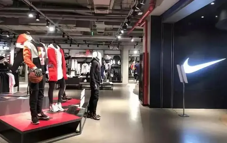 靠中国供应链风光二十年，搬走后反倒把自己玩垮了