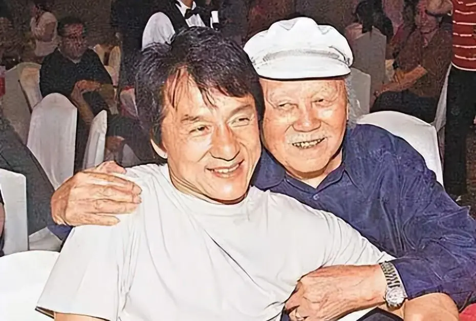 70岁成龙谈妈妈去世，用尽办法让她生，她却求死，一生太不容易