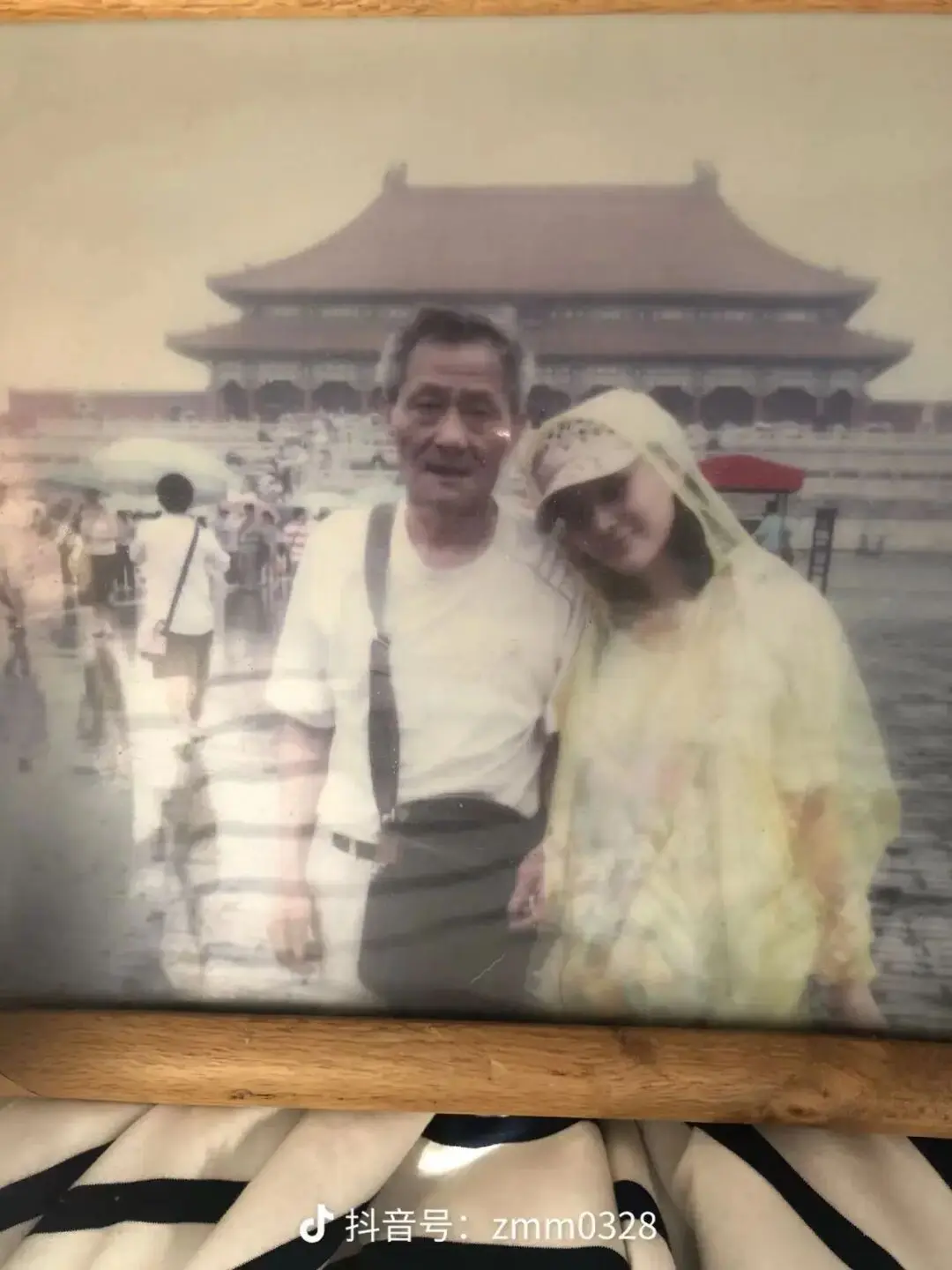 张馨予怀念去世父亲：爸爸比我大40多岁，小时候大家说“爷爷来接你”；网友透露其父临终细节，感叹我女儿苦，别人爸爸能陪孩子到五六十岁