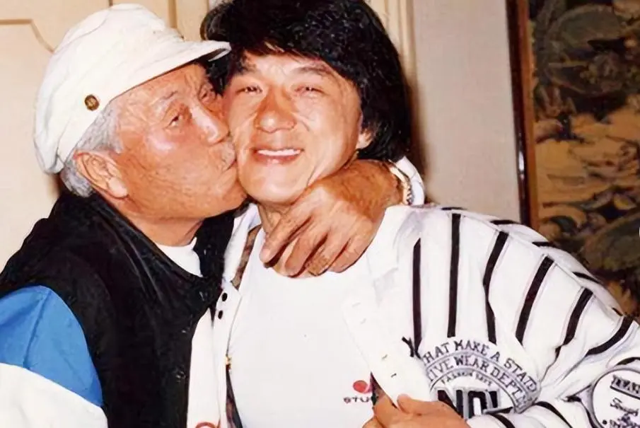 70岁成龙谈妈妈去世，用尽办法让她生，她却求死，一生太不容易