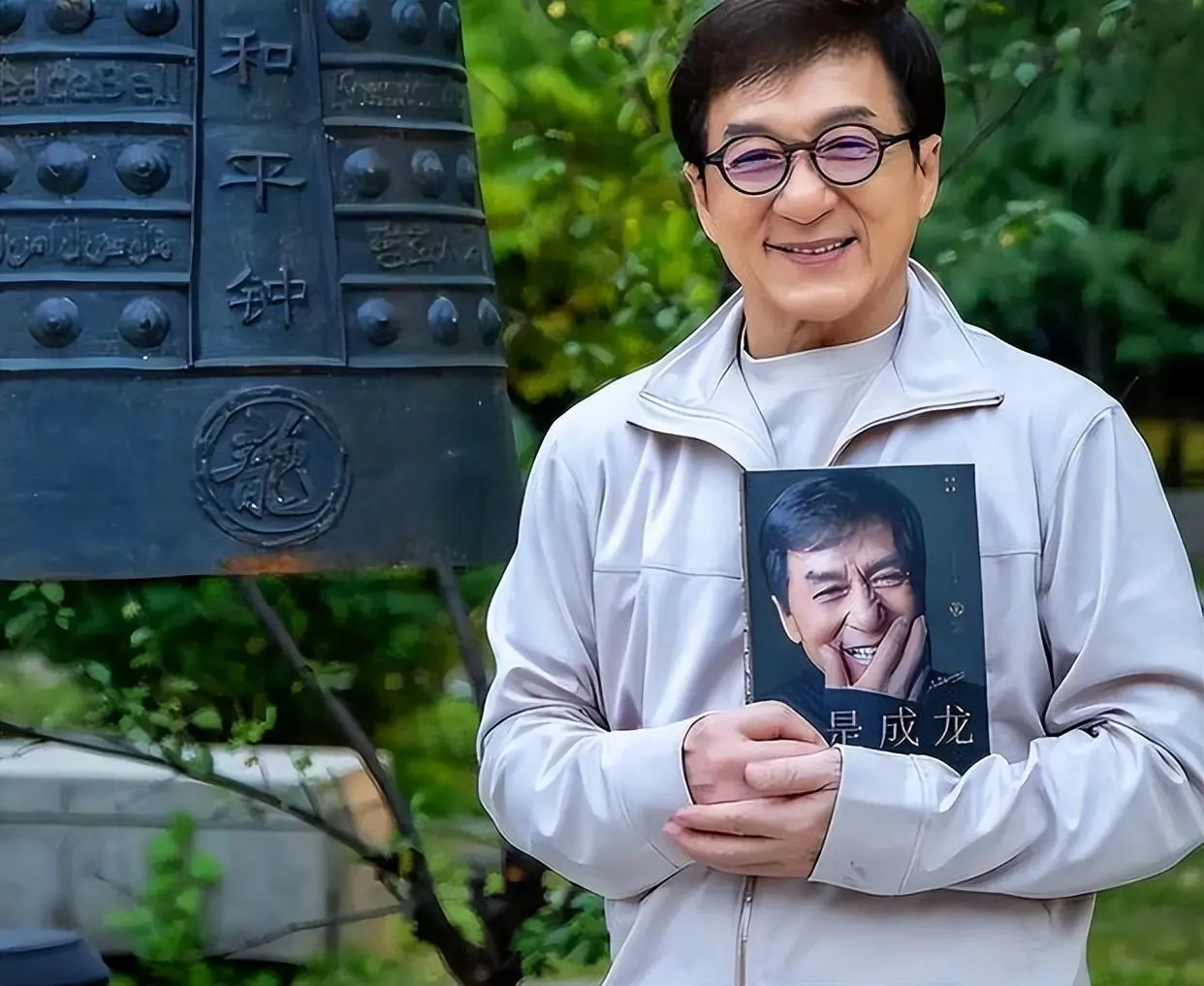70岁成龙谈妈妈去世，用尽办法让她生，她却求死，一生太不容易