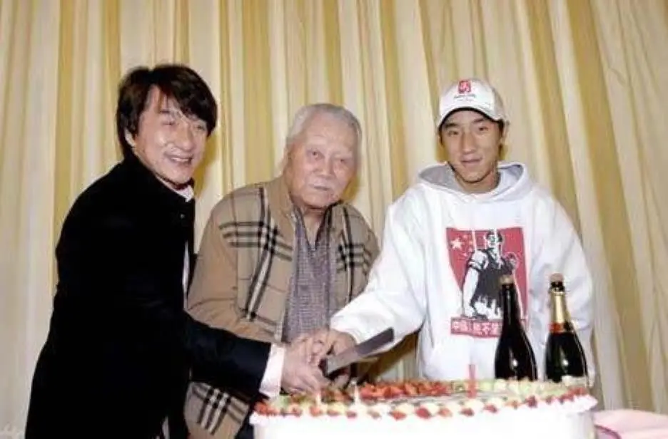 70岁成龙谈妈妈去世，用尽办法让她生，她却求死，一生太不容易