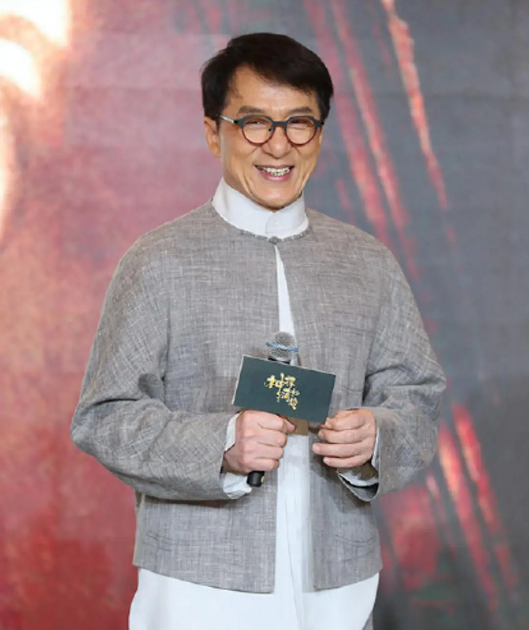 70岁成龙谈妈妈去世，用尽办法让她生，她却求死，一生太不容易